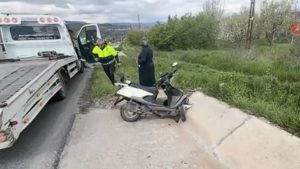 Motosikletten düştüler! 1’i çocuk 3 yaralı