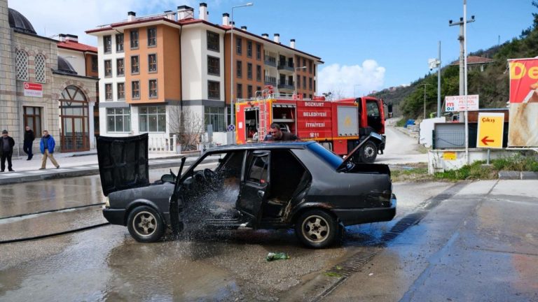 Kastamonu’da Benzinlik Yanında Otomobil Yangını Korkuttu